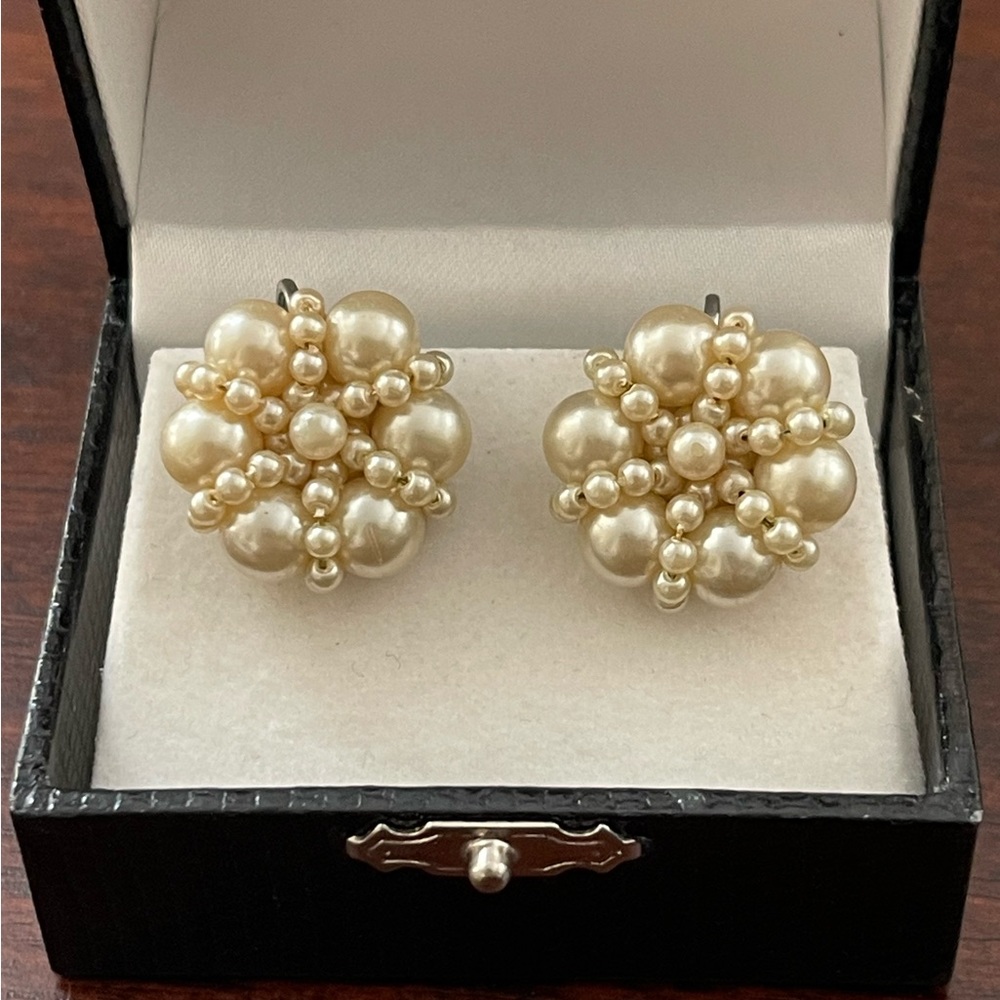 1950s faux pearl cluster silver tone screw back earrings